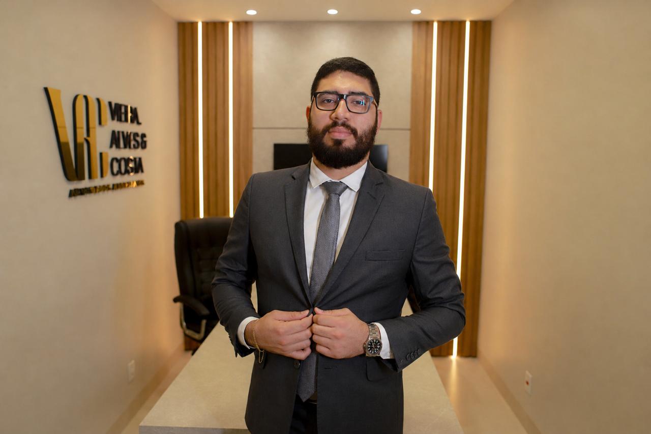 Dr. Igor E. Alves Machado na recepção do escritório em Santarém/PA