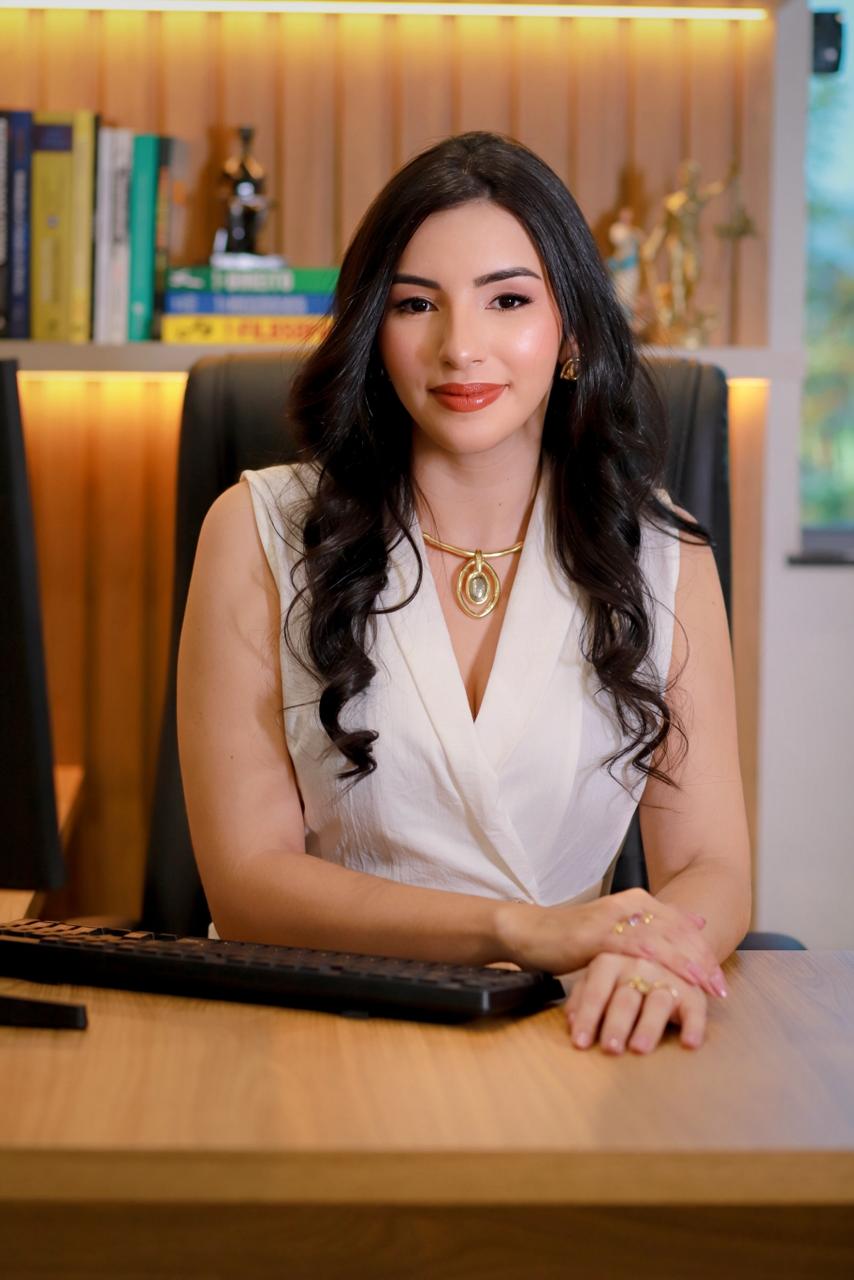 Dra. Lara Thaís S. Costa em atendimento no escritório