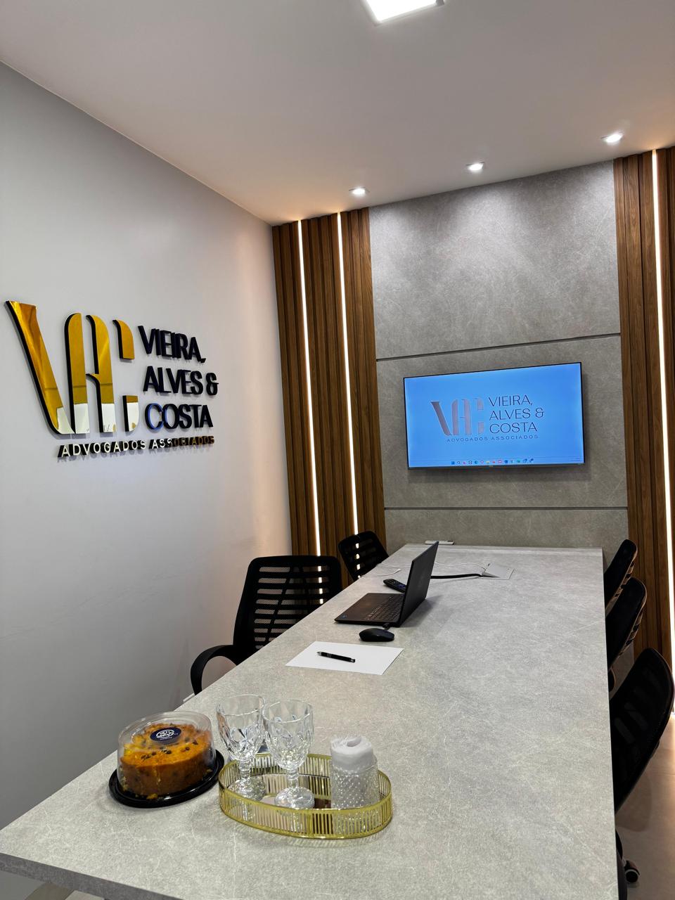 Mesa de reunião do escritório Vieira, Alves & Costa