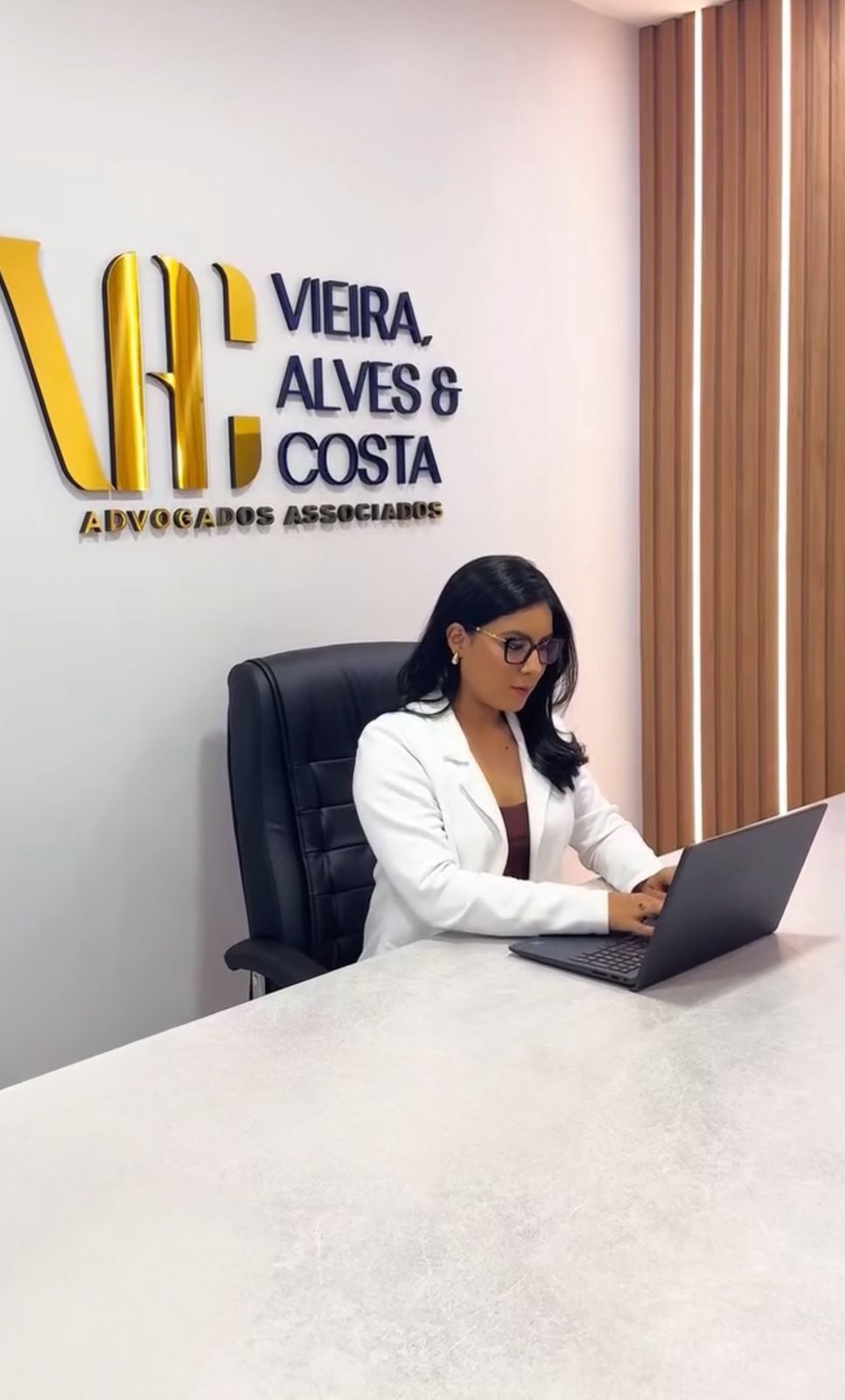 Dra. Francilene Vieira na recepção do escritório em Santarém/PA