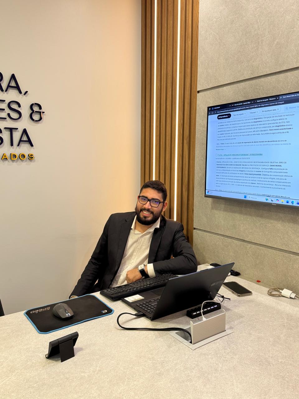 Dr. Igor E. Alves Machado em atendimento no escritório